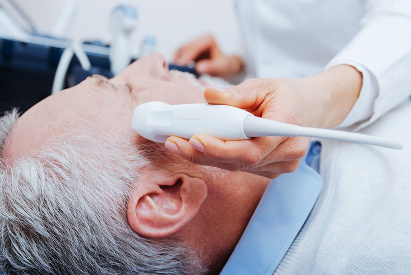  Hospital doctors examine patients so that